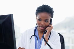 rådgivningssjuksköterska som pratar i telefon